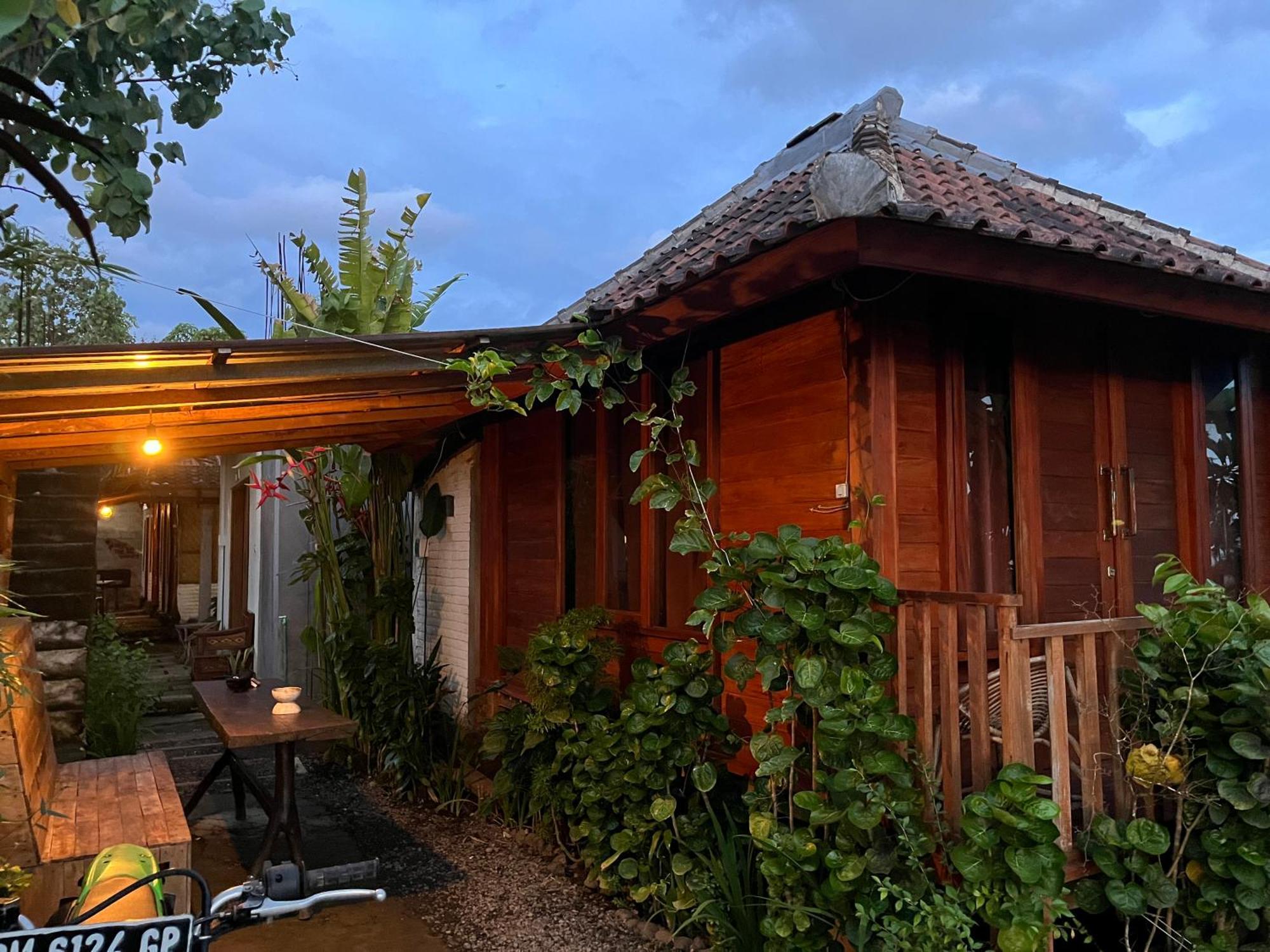 Ayolah Surf House &Surf Camp Lägenhet Jembrana Exteriör bild